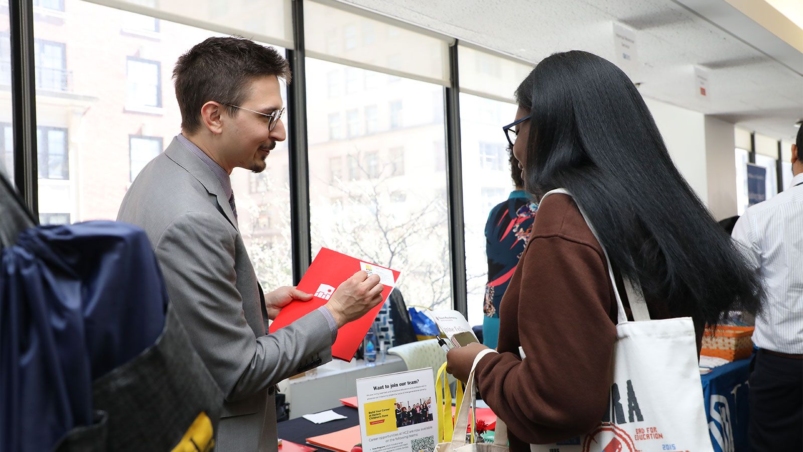 student speaking with recruiter at internship fair