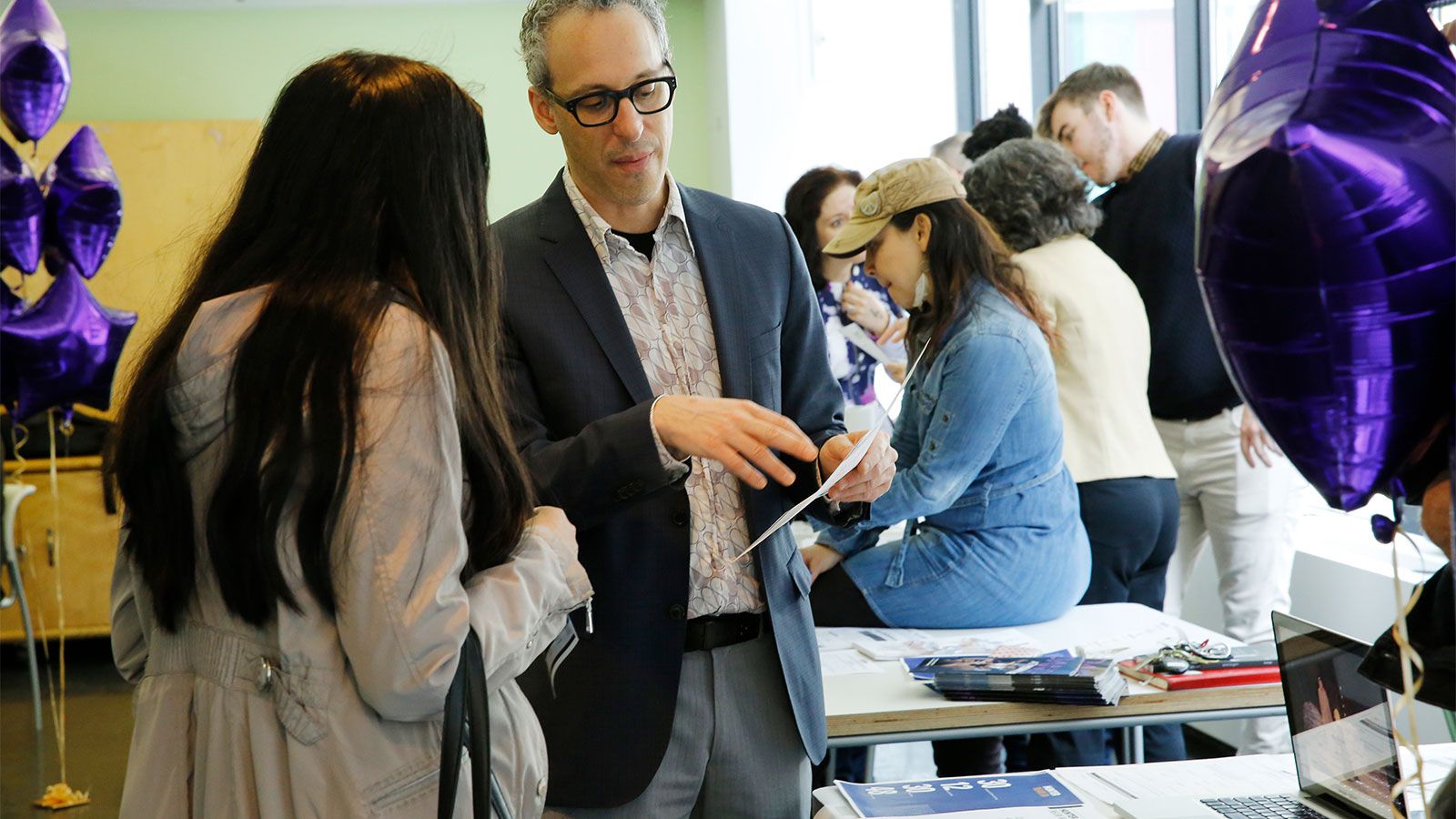 Photo of faculty and students at Advising's Major Day