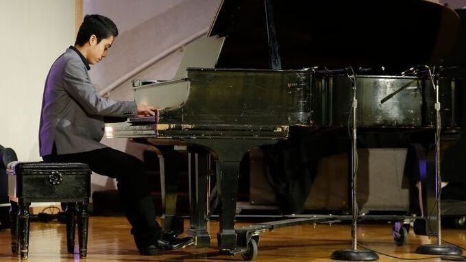 Elham Fanoos playing piano