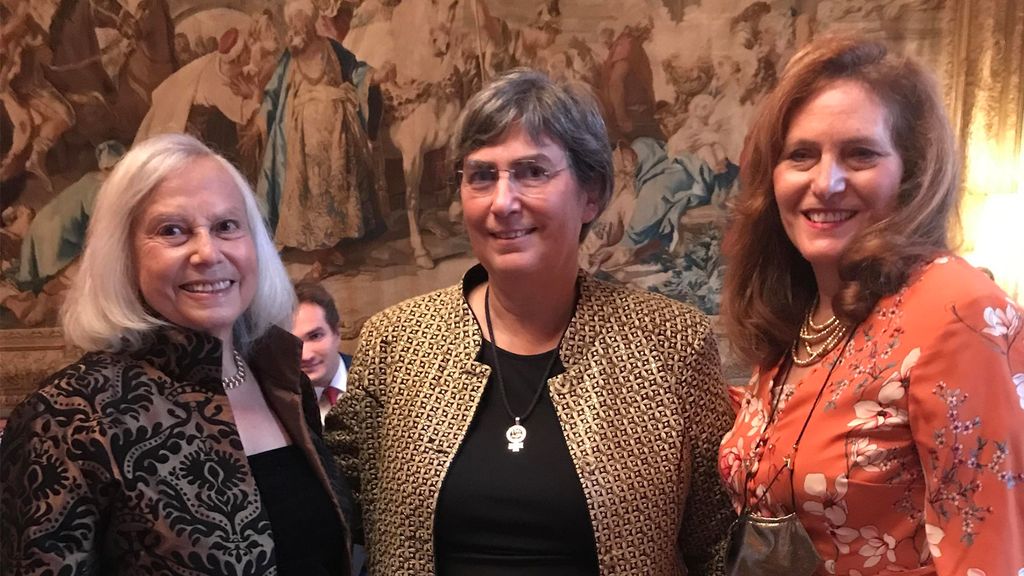 Hunter alumna Gloria Neuwirth '55, left, pictured with her daughter and the night's honoree Jessica Neuwirth, right, and President Jennifer J. Raab. 