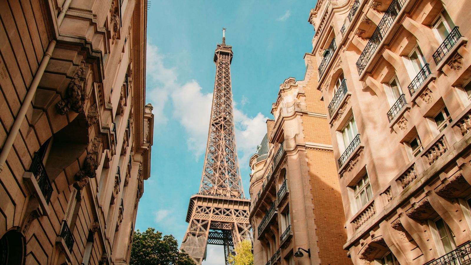 eiffel tower in paris