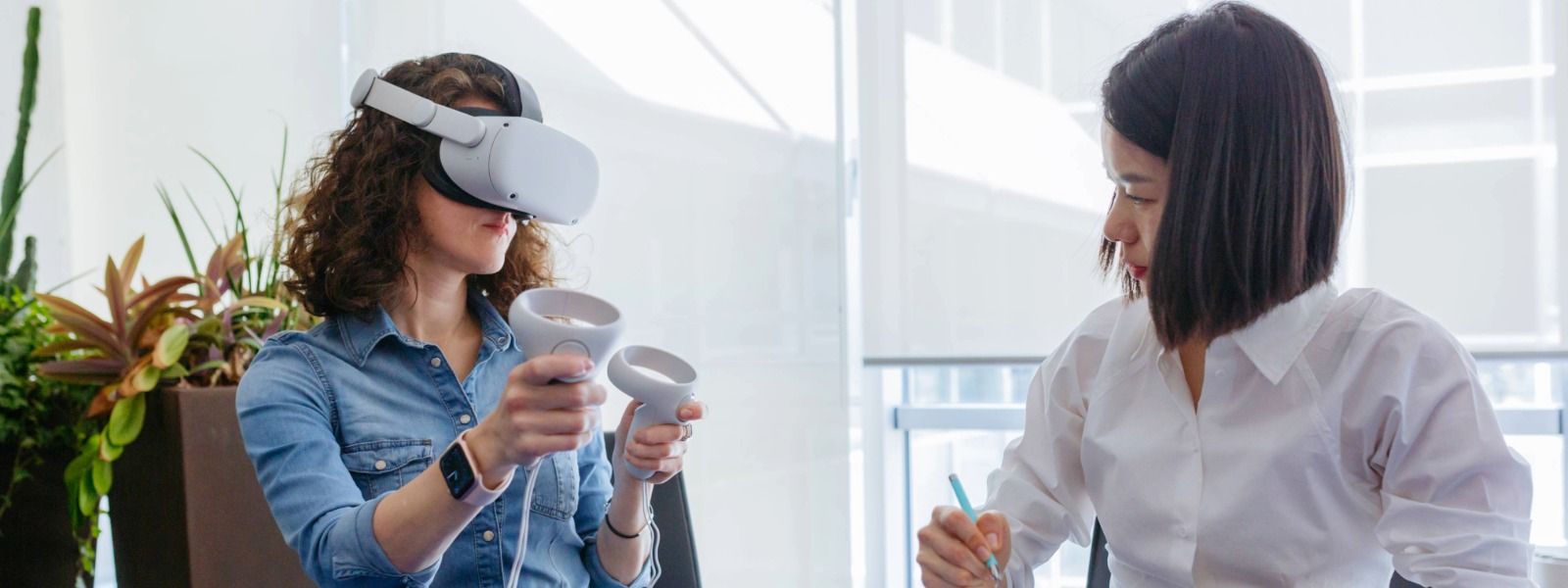 Researcher conducting Virtual Reality experiment with a client