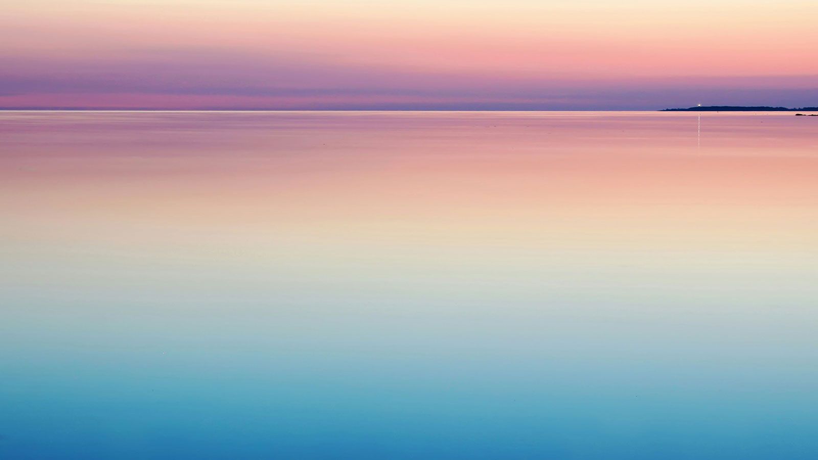 serene and calming gradient of sky and water