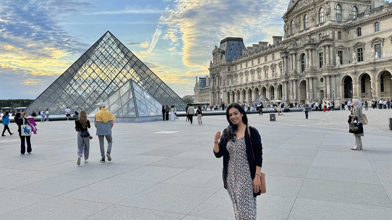 hunter student at Lourve study abroad in paris france